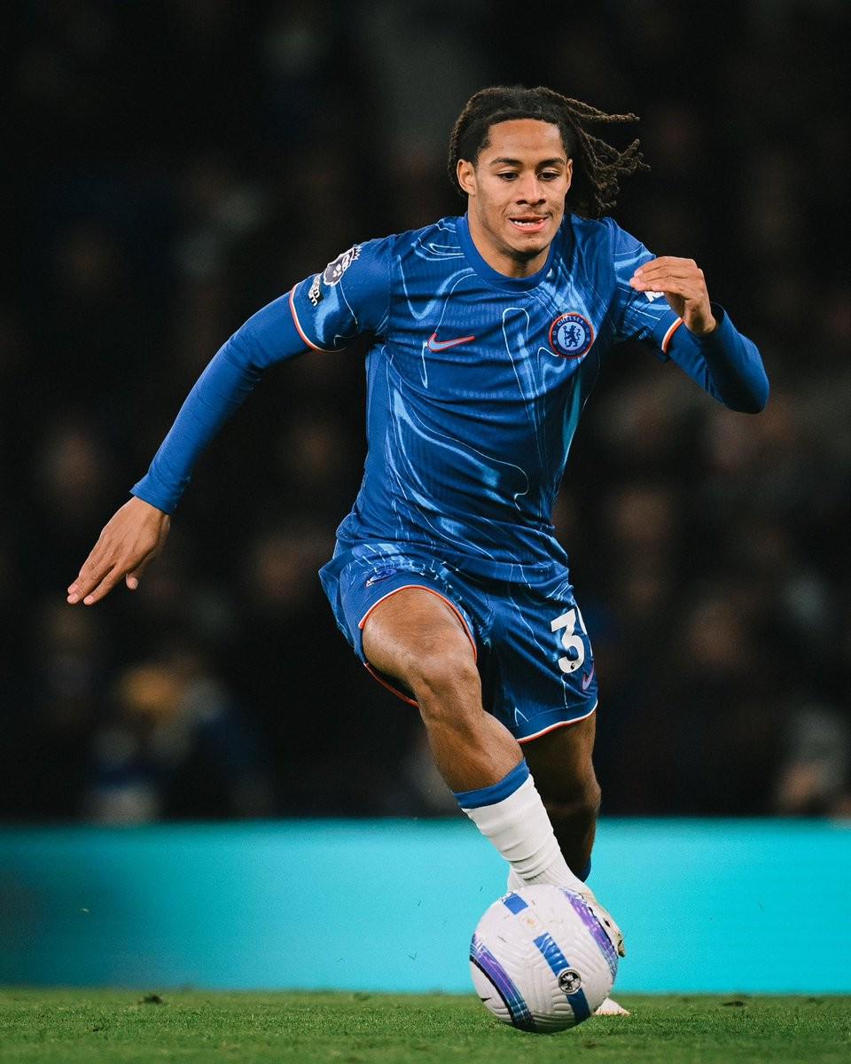 转折点切尔西复出首秀;英超冲刺阶段攻防权衡;压力陡增;临场指挥获称赞 转折点切尔西复出首秀;英超冲刺阶段攻防权衡;压力陡增;临场指挥获称赞