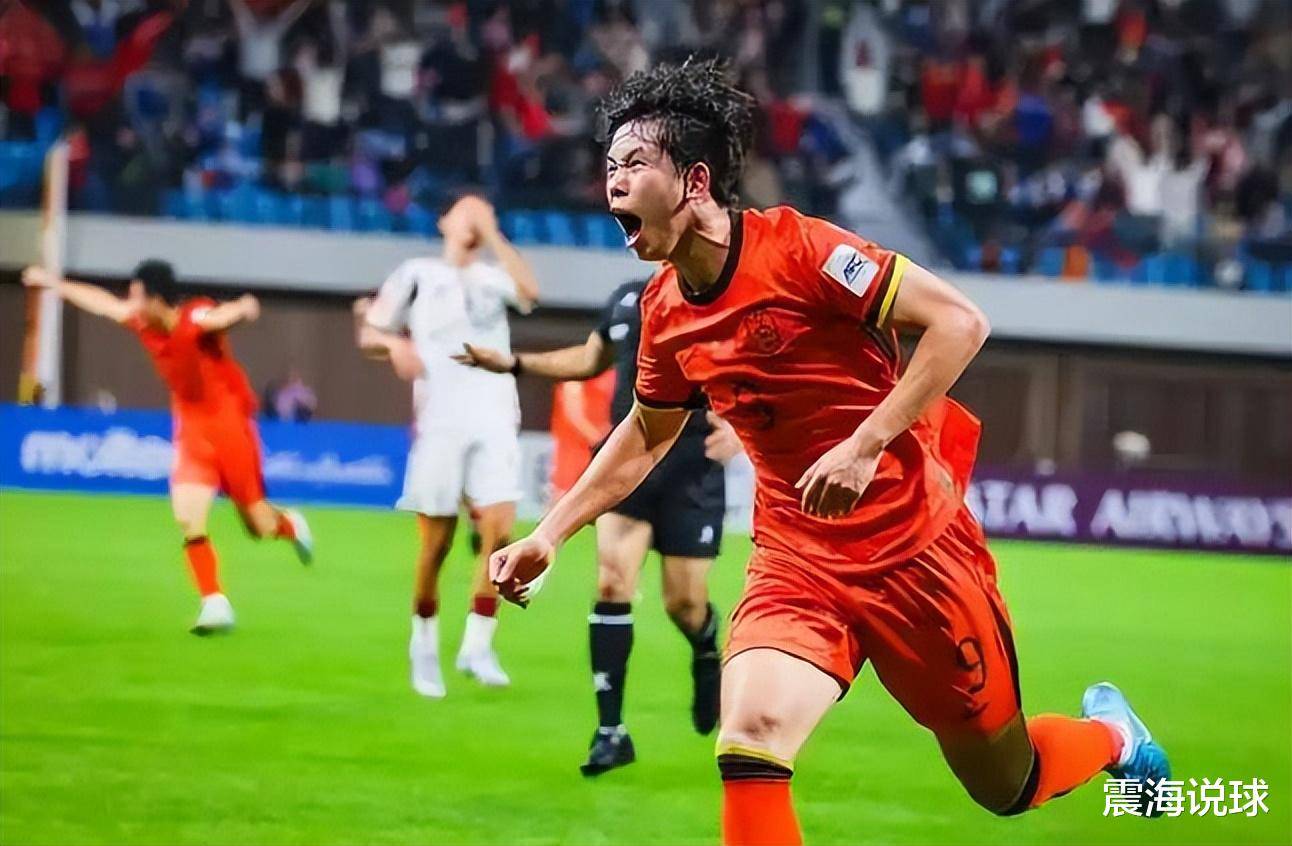 包含今夜中超传出新动向，上海申花篮板制胜，管理层表态：引发热议，资深球员宣示担当的词条